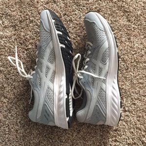 Women’s ASICS, size 11 wide. Like new condition!!